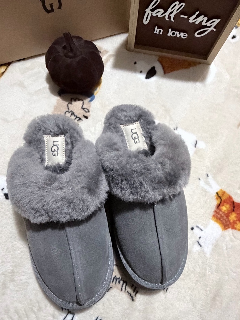 Price drop!! UGG Women's Gray Suede Shearling Slip-On Slippers - Picture 4 of 10